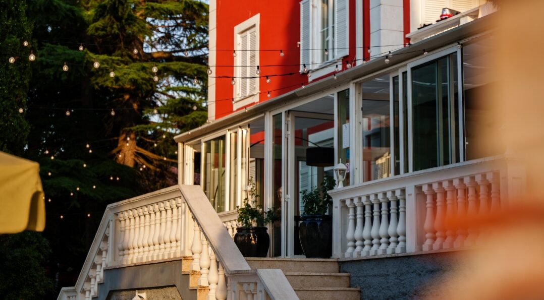 Doručak s kavom i svježim voćem na balkonu Ville Valdepian u Savudriji uz more