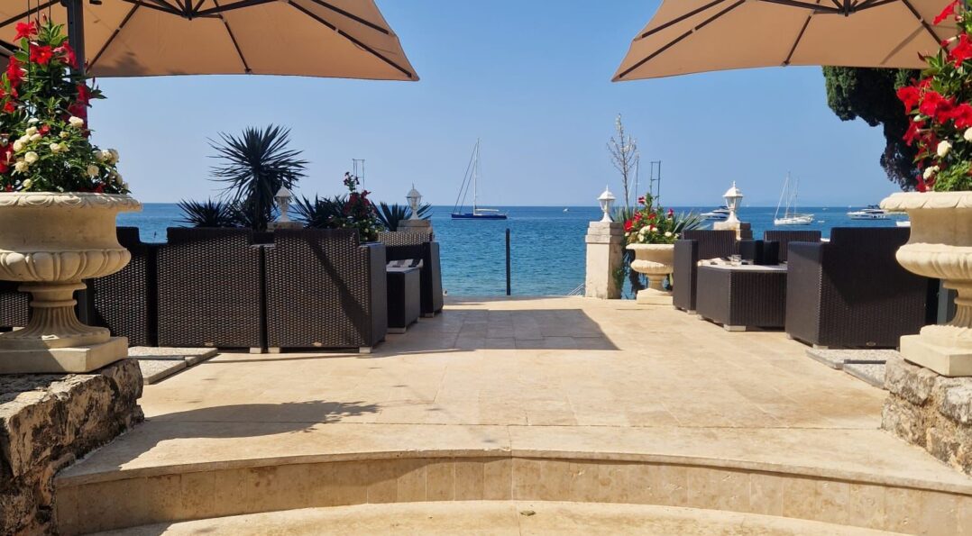 Terasa Ville Valdepian u Savudriji uz more sa stolovima, stolicama i pogledom na more