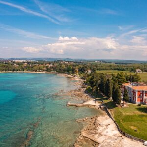 Zračna fotografija Vile Valdepian uz obalu s tirkiznim morem i zelenim krajolikom u Istri