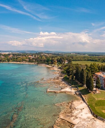 Zračna fotografija Vile Valdepian uz obalu s tirkiznim morem i zelenim krajolikom u Istri